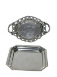 METAL PRATEADO - Lote com (2) peças em metal espessurado à prata , sendo (A) - porta cartões    e (B) porta aliança , modelos e decorações distintas , medidas : 13 cm e 12 x 17 cm
