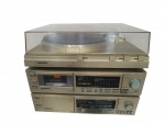 <b>SOM</b>, um (1) conjunto de som da marca GRADIENTE, sendo: A) 1 toca discos, modelo DS-40, B) 1 stereo cassete deck, modelo DS-40,e C) 1 rádio amplificador DS-40, apresentando marcas do tempo e de uso, sinais de oxidação, não testados e sem garantia de funcionamento, medindo em conjunto 35x42x36,5cm.