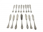 <B>METAL PRATEADO</b>, quinze (15) facas para peixe confeccionadas em metal espessurado a prata com cabo de modelos, cinzelados e marcas distintas.