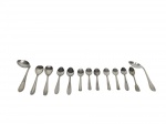 <B>METAL PRATEADO</b>, lote com treze (13) colheres confeccionadas em metal espessurado a prata de modelos, cinzelados e marcas distintas, sendo: A) 2 colheres infantis, B) 4 colheres para chá e C) 5 colheres para café.