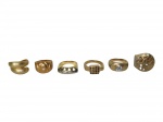<b>BIJUTERIAS</b>, seis (6) anéis confeccionados em metal dourado de modelos, tamanhos e decorações distintas, aros 14, 18, 17, 18, 21 e 22