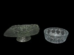 <b>VIDROS</b>, lote com duas (2) peças confeccionadas em vidro translucido, sendo: A) 1 fruteira de pé, ricamene moldada por elementos geométricos e fitomorfos, base apresentando bicado, medindo 10x29x29cm e B) 1 saladeira moldada frisos torcidos e fundo estrelado, medindo 8x20cm.