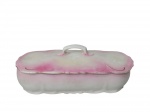 <b>PORCELANA MZ (Áustria)</b>, um (1) porta escovas confeccionado em porcelana austríaca esmaltada na tonalidade rosa, vestígios de realces em ouro, medindo 8x21,5x9cm.