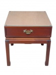 <b>MOBILIARIO</b>, Mesa cabeceira confeccionada em madeira nobre, 1 gaveta com puxador em bronze e tampo em vidro translucido,, medindo 53x50x50cm.