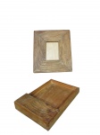 DIVERSOS - Lote com (2) peças confeccionadas em madeira , sendo (A) - um porta cartões , medida : 30 x 20 cm e (B) um porta retratos , falta encaixe de sustentação , medida interna : 14,5 x 9 cm , medida total : 33 x 29 cm