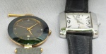 RELÓGIOS, dois (2) distintos de pulso, ambos movimento quartz e da marca TECHNOS (o nome vem do Grego TECHNÉ que significa arte ou destreza, fundada em 1900 na Suíça pela família Gunziger; em 1956 o empresario brasileiro Mário Goettems funda a importadora Centauro e ganha a exclusividade da distribuição da marca Technos no Brasil; em 1984 é inaugurada a fábrica Technos em Manaus, Brasil; em 1994 Mário Goettems compra os direitos da marca e transfere a sede para o Brasil; em 2008 o controle da marca passa para o Fundo de Investimentos e participações GMT; em 2010 abre uma subsidiária na China; em 2013 adquire o Grupo Dumont Saab e passa a deter as marcas Dumont e Condor, além da distribuição no Brasil das marcas internacionais: Fossil; Diesel; Marc Jacobs; Armani Exchange; DKNY; Empório Armani; Adidas e Michael Kors): 1 com dial em safira, possui calendário, caixa em metal dourado, medindo 32 mm diâmetro, falta a outra metade da pulseira em couro; 1 com mostrador branco e algarismos arábicos, caixa em metal prateado, medindo 30 x 25 mm, coroa com detalhe em safira, pulseira em couro, ambos usados, não testados e sem garantias, possivelmente demandam bateria, vide foto. (AJBJ)