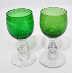 FRANÇA - Lindíssimo e elegante pandam de cálices, executados finamente em antigo cristal de excelente qualidade e manufatura, adornados por clássica e rica variação de lapidações em tonalidade esmeralda, ao melhor estilo Saint Louis. Medem 10,5 cm de altura x 5,0 cm de diâmetro da borda. Bom estado de conservação, um possui leve lascado na base.