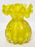 Belíssima e elegante trouxinha, executada em vidro artístico de Murano de excelente qualidade, feitio com bolhas, pó de ouro espalhado e charmosa borda tiotada, linda tonalidade. Perfeito estado de conservação. Mede 15,5  cm de altura x 13,0 cm de largura da borda aproximadamente.