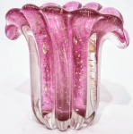 Belíssimo e clássico vaso em vidro artístico de Murano design dito Napoleão de linda tonalidade, feitio gomado com bolhas, pó de ouro espalhado e linda borda. Itália século XX. Perfeito estado de conservação. Mede 12,5 cm de altura x 13,0 cm de comprimento x 10,0 cm de largura.
