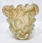 MURANO - Magnífico, clássico e grande vaso em vidro artístico de Murano, design clássico dito Aspend de linda tonalidade, feitio gomado rico em movimentos com bolhas e pó de ouro, bela borda. Perfeito estado de conservação, Mede 22,5 cm de altura x 22,5 cm de largura da borda aproximadamente.
