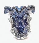 MURANO - Magnífico, clássico e grande vaso em vidro artístico de Murano, design clássico dito Aspend de linda tonalidade, feitio gomado rico em movimentos com bolhas e pó de ouro, bela borda. Perfeito estado de conservação, Mede 29,0 cm de altura x 25,0 cm de largura da borda aproximadamente.