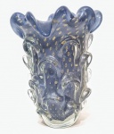 MURANO - Magnífico, clássico e grandioso vaso em vidro artístico de Murano, design clássico dito Aspend de linda tonalidade, feitio gomado rico em movimentos com bolhas e pó de ouro, bela borda. Perfeito estado de conservação, Mede 35,0 cm de altura x 25,0 cm de largura da borda aproximadamente.