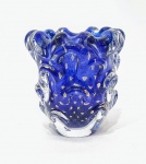 MURANO - Magnífico, clássico e charmoso vaso em vidro artístico de Murano, design clássico dito Aspend de linda tonalidade azul cobalto, feitio gomado rico em movimentos com bolhas e pó de ouro, bela borda. Perfeito estado de conservação, Mede 14,5 cm de altura x 14,5 cm de largura da borda aproximadamente.
