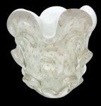 MURANO - Magnífico, clássico e grande vaso em vidro artístico de Murano, design clássico dito Aspend de linda tonalidade, feitio gomado rico em movimentos com bolhas e pó de ouro, bela borda. Perfeito estado de conservação, Mede 20,5 cm de altura x 21,0 cm de largura da borda aproximadamente.