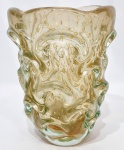MURANO - Magnífico, clássico e grande vaso em vidro artístico de Murano, design clássico dito Aspend de linda tonalidade, feitio gomado rico em movimentos com bolhas e pó de ouro. Perfeito estado de conservação, Mede 24,5 cm de altura x 19,0 cm de largura da borda aproximadamente.