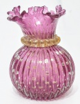 MURANO - Majestoso e belíssimo vaso em pesado vidro artístico de Murano, design exclusivo com linda tonalidade, feitio gomado riquíssimo em movimentos com borda tiotada, bolhas e pó de ouro impecavelmente espalhado. Perfeito estado de conservação, Mede 26,0 cm de altura x 16,0 x 16,0 cm da borda.