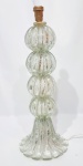 Imponente e lindíssimo abajur finamente executado em vidro artístico de murano de excepcional qualidade e manufatura, design exclusivo com rico trabalho gomado, bolhas e pó de ouro. Fiação nova. Mede 60,5 cm de altura x 24,0 cm de diâmetro da base. Impecável estado de conservação.