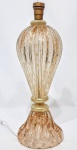 Imponente e lindíssimo abajur finamente executado em vidro artístico de murano de excepcional qualidade e manufatura, design exclusivo com rico trabalho gomado, bolhas e pó de ouro. Fiação nova. Mede 48,0 cm de altura x 18,0 cm de diâmetro da base. Impecável estado de conservação.