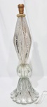 Imponente e lindíssimo abajur finamente executado em vidro artístico de murano de excepcional qualidade e manufatura, design exclusivo com rico trabalho gomado, bolhas e pó de ouro. Fiação nova. Mede 65,0 cm de altura x 22,5 cm de diâmetro da base. Impecável estado de conservação.