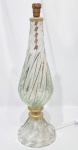 Imponente e lindíssimo abajur finamente executado em vidro artístico de murano de excepcional qualidade e manufatura, design exclusivo com rico trabalho gomado Torceil, bolhas e pó de ouro. Fiação nova. Mede 63,0 cm de altura x 20,0 cm de diâmetro da base. Impecável estado de conservação.