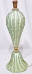 Imponente e lindíssimo abajur finamente executado em vidro artístico de murano de excepcional qualidade e manufatura, design exclusivo com rico trabalho gomado, bolhas e pó de ouro. Fiação nova. Mede 53,5 cm de altura x 20,0 cm de diâmetro da base. Impecável estado de conservação.