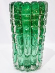 MURANO - Belíssimo, grande e elegante vaso em vidro artístico de Murano, design exclusivo de lindíssima tonalidade verde esmeralda, feitio ricamente gomado em formas quadriculares e retangulares, adornado por bolhas e pó de ouro. Excelente estado de conservação. Mede 31,5 cm de altura x 17,5 cm de diâmetro da borda.