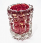 MURANO - Belíssimo e elegante vaso em vidro artístico de Murano, design exclusivo de lindíssima tonalidade vermelho granada, feitio ricamente gomado em formas quadriculares e retangulares, adornado por bolhas e pó de ouro. Excelente estado de conservação. Mede 16,0 cm de altura x 12,5 cm de diâmetro da borda.