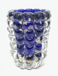 MURANO - Belíssimo e elegante vaso em vidro artístico de Murano, design exclusivo de lindíssima tonalidade vermelho granada, feitio ricamente gomado em formas quadriculares e retangulares, adornado por bolhas e pó de ouro. Excelente estado de conservação. Mede 16,5 cm de altura x 11,5 cm de diâmetro da borda.