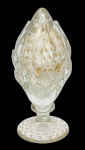 MURANO - Majestosa e elegante Pinha em vidro artístico de Murano, linda tonalidade branco opalino, feitio gomado riquíssimo em movimentos com bolhas e pó de ouro. Perfeito estado de conservação. Mede 22,5 cm de altura x 10,5 cm de diâmetro da base. Itália século XX.
