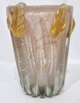 MURANO - Espetacular, lindo e grande vaso em vidro artístico de Murano, design clássico de bela tonalidade, feitio gomado rico em movimentos adornado por lindas e raras folhas em relevo com bolhas e pó de ouro espalhado. Perfeito estado de conservação, Mede 29,0 cm de altura x 21,0 cm de diâmetro da borda. Itália, Século XX.