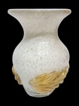 MURANO - Espetacular e charmoso vaso em vidro artístico de Murano, design clássico de bela tonalidade, rico em movimentos adornado por lindas e raras folhas em relevo com bolhas e pó de ouro espalhado. Perfeito estado de conservação, Mede 28,0 cm de altura x 19,0 cm de diâmetro da borda. Itália, Século XX.