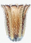 MURANO - Espetacular, charmoso e grande vaso em vidro artístico de Murano, design clássico de bela tonalidade âmbar, feitio gomado rico em movimentos, adornado por lindas e raras Morizas em relevo com bolhas e pó de ouro. Perfeito estado de conservação, Mede 34,5 cm de altura x 26,0 cm de diâmetro da borda. Itália, Século XX.