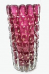 MURANO - Belíssimo, grande e elegante vaso em vidro artístico de Murano, design exclusivo de lindíssima tonalidade Fúcsia, feitio ricamente gomado em formas quadriculares e retangulares, adornado por bolhas e pó de ouro. Excelente estado de conservação. Mede 34,5 cm de altura x 17,5 cm de diâmetro da borda.