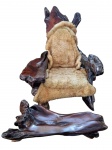 PEÇA ÚNICA - RAIZ DE SEQUOIA - Impressionante e majestosa poltrona rústica, artesanalmente esculpida em autentica e raríssima raiz de sequoia, madeira de altíssimo prestigio e raridade. Rico acabamento polido evidenciando os veios ricos da sequoia. Acompanha apoio para pés de mesmo feitio e qualidade. Assento em pele confortável e antiga, sustentado por molas. Oportunidade que não se vê no mercado nacional.