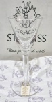 STRAUSS, GOLD COLLECTION - Lindíssimo e charmoso jogo de 6 cálices para licor, executados finamente á mão em cristal de excelente qualidade e manufatura nacional. Adornados por riquíssima lapidação facetada em relevo nas hastes, tonalidade translúcida. Perfeito estado de conservação, acondicionados em caixa original. Medem 12,0 cm de altura x 5,0 cm de diâmetro da borda cada.
