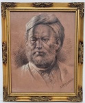 EDMUNDO MIGLIACCIO (CACONDE-SP, 1903 - 1983, SP-SP) - Belíssimo e clássico desenho, finamente executado em técnica mista sobre cartão, representando expressiva e linda figura masculina riquíssima em movimentos. Assinada no C.I.D. Mede 23,5 x 30,0 cm. Enquadrado em moldura da época trabalhada medindo 29,0 x 34,5 cm. Desenho em perfeito estado de conservação, moldura com desgastes naturais do tempo. NOTA SOBRE O ARTISTA: Edmundo Francisco Nicodemo Migliaccio (Caconde, 5 de dezembro de 1903  São Paulo, 25 de julho de 1983) foi um pintor clássico brasileiro.BiografiaMigliaccio estudou no Liceu de Artes e Ofícios e no Instituto Profissional Masculino do Brás, em São Paulo, consagrou-se como pintor neoclássico, destacando-se como retratista. Sua inspiração por Rembrandt esta evidente em suas obras, nas quais o contraste luz e sombra evocam profundidade e espiritualidade. Pintor de inúmeras telas dentre elas as três, "Jesus Crucificado", "Assunção de Nossa Senhora" e "Imaculada Conceição", que se encontram no interior da Basílica Santuário de Nossa Senhora da Conceição em Caconde, com destaque também a "Apóstolo São Paulo", que figura na Câmara Municipal de São Paulo, e "O Sertanista", no Acervo do Palácio dos Bandeirantes, em São Paulo.Era filho dos imigrantes italianos Domenico Migliaccio e Santa Frontiera, tendo nascido em Caconde (SP). Aos quatro anos de idade despontava como uma criança observadora e atirada. O cérebro parecia registrar em altíssima frequência todos os detalhes à sua volta. Como conta o escritor Ricardo Ramos, em seu livro biográfico "Edmundo Migliaccio", o pequeno Edmundo foi enviado para São José do Rio Pardo (SP), "por não ter seu pai posses para pagar seus estudos. Enviou-o para morar sob a tutela de Inocêncio Vigliegas, cuja profissão parecia ser fotógrafo. Seis meses depois, (...) Migliaccio voltou para junto de sua família, quando por admirar seus desenhos artísticos a carvão nas paredes de uma tulha de café, o fazendeiro João Gomes de Araújo (na verdade, se trata do Coronel João Baptista de Lima Figueiredo, apelidado "Joãozinho Gomes", e sua esposa (...) decidiram custear os estudos para que ele pudesse aprimorar seus dons artísticos. Pode-se dizer que o casal foi o mecenas do jovem desenhista. Portanto, Edmundo deixou a cidade entre dez e quinze anos, isto é, entre 1913 e 1918, para ir estudar em são Paulo e matriculou-se no Liceu de Artes e Ofícios".1Seus dons artísticos eram amplamente reconhecidos desde a adolescência, quando decorava os muros nas ruas de sua cidade natal.Os esboços nasciam de sua notável capacidade criadora, até mesmo, nos momentos mais inusitados. "Na hora do almoço, por exemplo, as extremidades da toalha de mesa emprestavam vida a um preto velho meditando ou a uma cigana descortinando o futuro", lembra a artista plástica Eliana Migliaccio Mantovani. No ateliê da vida real, a nobre Josefina Luzzi pintava, no coração do esposo Migliaccio, cariciosos quadros de ternura. Teve com Josefina três filhos, Joval, Jurema e Rubens.A "genialidade" fazia contrastar a magnificência do divino com a nobreza dos traços peculiares das figuras históricas retratadas na época. Pintou também, a tela "O Sertanista" para o Palácio dos Bandeirantes, na gestão Laudo Natel. É, atualmente, importante peça do patrimônio cultural do estado de São Paulo.Na década de 1960, o artista, recebeu no Salão de Belas Artes, a visita do então governador Reynaldo de Barros. Vale ressaltar que naquele mesmo espaço, dedicado às artes, foi condecorado, em 1938, com Menção Honrosa; Medalha de Bronze, em 1941; Pequena Medalha de Prata, em 1947; Grande Medalha de Prata, em 1962; Pequena Medalha de Ouro, em 1963; Grande Medalha de Ouro, em 1983.Uma de suas mais famosas pinturas encontra-se exposta, na cidade de Chicago, Estados Unidos da América. Trata-se de um "Preto Velho" sentado à mesa; cachimbo à boca; vinho na taça; garrafão quase vazio. A cesta de taquaras recostada à parede do casebre e a moringa d'água; as beterrabas e os tomates próximos a uma bandeja de peixes, incorporam outro ângulo da cena. A faca, na parte posterior direita da mesa, parece esperar a hábil mão do preto velho acostumada à arte de descascar legumes. Os olhos parados no vácuo refletem a imagem da alma tranquila.Edmundo faleceu aos 80 anos, após ter conquistado grande fama nacional e internacional. Funcionário público, professor na Escola Getúlio Vargas, depois de aposentado lecionava no seu ateliê na Mooca. Teve como alunos grandes artistas de renome no Brasil como Anna Cortazzio, Octavio Ferreira de Araújo, Salvador Rodrigues Junior, Luís Sacilotto, entre outros.Hugo Mazzilli, médico e ex-prefeito de Caconde, encaminhou à Câmara Municipal de São Paulo projeto solicitando a aprovação do nome do artista a uma praça da capital. Tércio Chagas, vereador, cuidou para que a proposição tivesse parecer favorável. Jânio da Silva Quadros, na ocasião, respondia pela pasta de chefe do executivo paulista. Coube a ele a publicação do decreto legislativo no Diário Oficial do Estado. A partir dali, a quadra 083/AR, ladeada pelas avenidas Salim Farah Maluf e David Zeiger, na Mooca, passou a denominar-se Praça Edmundo Migliaccio. Em sua cidade natal, Caconde, um edifício secular lhe foi dedicado como "Casa da Cultura Edmundo Migliaccio".Cronologia1918  Deixa sua cidade natal, e ingressa-se no Liceu de Artes e Ofícios em São Paulo.1920  Ingressa no Instituto Profissional do Brás em 1 de novembro.1924  Diplomou-se em Pintura e Decoração. Casa-se com Josefina Luzzi.1925  É contratado pelo Instituto Profissional como ajudante de Oficina de Decoração e Pintura.1926  1930  Realiza com a ajuda de seu sogro Salvatore Luzzi as primeiras exposições de seus trabalhos.1932  Em 9 de junho, é contratado como Mestre de Pintura da Escola Normal Masculina de Artes e Ofícios (atual Escola Técnica Getúlio Vargas, no Brás em São Paulo).1937  Torna-se mestre de Desenho Artístico na mesma Escola.1938  Recebe Menção Honrosa pelos trabalhos expostos no Salão Paulista de Belas Artes.1941  É condecorado com a Medalha de Bronze, no Salão Paulista de Belas Artes.1942  Participa da fundação da Associação Paulista de Belas Artes, como sócio-fundador (n.º 3).1943  Em 17 de fevereiro, é elevado à função de Mestre de Oficina de Pintura e Decoração.1944  Torna-se Fiscal das Sessões de Modelo Vivo na Associação Paulista de Belas Artes, cargo que ocupará até 1956.1947  Recebe a Pequena Medalha de Prata, pelos trabalhos expostos no Salão Paulista de Belas Artes.1953  Depois de quase trinta anos volta a sua cidade natal, Caconde, onde recebe diversas homenagens. Doa à Prefeitura Municipal de Caconde, a tela Euclides da Cunha em Canudos.1956  Aposenta-se da Escola Getúlio Vargas e é homenageado pela Câmara Municipal e pela Assembleia Legislativa do Estado de São Paulo.1951  Doa à Câmara Municipal de São Paulo a tela Apóstolo São Paulo, retratando o Santo que deu o nome à cidade.1960-1961  Pinta para a Igreja Matriz de Caconde, sua terra natal, três grandes painéis retratando figuras sacras. Doa à Igreja de Caconde, a tela Imaculada Conceição, como contribuição pessoal às reformas do templo.1962  É homenageado com o Título de Cidadão Paulistano, pela Câmara Municipal de São Paulo. É condecorado com a Grande Medalha de Prata no Salão Paulista de Belas Artes, pela obra Auto Retrato.1963  Recebe a Pequena Medalha de Ouro no Salão Paulista de Belas Artes.1966  É homenageado com a Comenda de Artista Plástico, pelo governo do Estado de São Paulo, no Salão Paulista de Belas Artes.1973  Pinta para o Governador do Estado de São Paulo, Laudo Natell, a tela O Sertanista para o acervo do Palácio dos Bandeirantes.1975  Pela última vez, visita sua cidade natal, Caconde, onde participa dos tradicionais Festejos em honra de Nossa Senhora Aparecida e São Roque.1980  Morre em 8 de abril, a esposa do Pintor, Josefina Luzzi Migliaccio, aos 66 anos de idade, em São Paulo.1983  É condecorado com a Grande Medalha de Ouro pela obra Natureza Morta, exposta no Salão Paulista de Belas Artes. Morreu vítima de derrames consecutivos, em 25 de julho, em São Paulo.