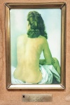 SALVADOR DALÍ (FIGUERES-ESP, 1904-1989) - ´´GALA DE ESPALDAS´´ - Esta obra, intitulada Gala de Costas, é uma reprodução artesanal autorizada, realizada na Espanha sob contrato firmado em 20 de agosto de 1981, na cidade de Cadaqués, com a anuência expressa do próprio Mestre Salvador Dalí.Produzida com elevado rigor técnico e fidelidade estética, a peça reflete a essência surrealista de Dalí, homenageando sua musa icônica, Gala. Os royalties gerados por esta reprodução são integralmente destinados ao Museu Dalí, localizado em Figueres (Girona), instituição que preserva e celebra o legado do artista catalão.Uma oportunidade singular de adquirir uma obra com chancela histórica, conectada diretamente ao universo de um dos maiores gênios do surrealismo. Mede 10,0 x 15,0 cm. Enquadrada em moldura de madeira da época medindo 31,5 x 36,0 cm. 