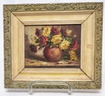 GUERINO GROSSO (RIO CLARO-SP, 1907-1988, SP-SP) - Lindíssima e delicada pintura finamente executada em técnica de óleo sobre placa, representando belo motivo floral rico em colorações. Assinada no C.I.D. Mede 10,0 x 12,0 cm. Enquadrada em moldura da época medindo 18,0 x 21,0 cm. Bom estado de conservação. NOTA SOBRE O ARTISTA: Filho do comerciante italiano Francisco Grosso e sua esposa Florinda, nasceu em 1907 na cidade de Rio Claro e foi o quinto de nove filhos.Tendo se mudado para São Paulo, com a família, em 1918, por falência dos negócios do pai, residiu no bairro da Lapa, e em 1935 se casou com Maria Grosso, pintora não profissional, tendo um filho, Walter.ObraDesde 1917 Guerino Grosso dedicou-se ao desenho e à pintura, tendo iniciado seus estudos com os professores Lúcia Machado e Igino Aquarone, cursando mais tarde a Escola de Belas Artes de São Paulo. Foi chefe do ateliê Arte Fina de Chicago, onde trabalhou por 35 anos.Como sócio-fundador da Associação Paulista de Belas-Artes, atuou várias vezes como membro de júri de seleção e premiação em diversos Salões Oficiais.Suas obras figuram nas pinacotecas de Rio Claro, Jaboticabal, Amparo, São Carlos, Piracicaba, e outras cidades, bem como em muitas coleções particulares no Brasil e no exterior, como Portugal, Itália, Chile, Estados Unidos, Argentina, Canadá e outros.Suas naturezas-mortas são notáveis, bem como suas imagens do bucólico de cidades do interior do Brasil.