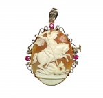 CLÁSSICO E MARAVILHOSO BROCHE/PINGENTE CAMAFEU COM ARMAÇÃO DE OURO 18 K TEOR 750, ADORNADO POR RICO TRABALHO COM RUBELITAS E DIAMANTES DE LAPIDAÇÃO BRILHANTE. FINO ACABAMENTO EM RARA CONCHA SARDÔNICA REPRESENTANDO BELA E RARÍSSIMA IMAGEM DE SÃO JORGE E DRAGÃO, FEITIO DE EXCEPCIONAL QUALIDADE ESCULTÓRICA. ITÁLIA INICIO DO SÉC XX. PERFEITO ESTADO DE CONSERVAÇÃO. MEDE APROX 5,0 X 3,4 CM. PESO 7.4 g.