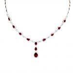 Majestoso colar em prata de lei espessurada a ouro branco, design moderno exclusivo de excepcional ourivesaria com preciosa cravação de Granadas Rodolita extra de 6.0 x 4.0 mm e no pingente de 9.0 x 7.0 mm, clássica lapidação pera brilhante, adornadas por rico trabalho e belas coroas de Zirconias extra brancas com fino acabamento. Perfeito estado de conservação, sem uso. Mede aprox 44 cm de comprimento, pingente 3,0 x 1,0 cm. Origem Moçambique, África.