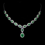 Majestoso colar em prata de lei espessurada a ouro branco, design moderno exclusivo de excepcional ourivesaria com preciosa cravação de Esmeraldas extra de 6.0 x 4.0 mm e no pingente de 9.0 x 7.0 mm, clássica lapidação oval brilhante, adornadas por rico trabalho, belas coroas de Zirconias extra brancas e fino acabamento com Tanzanitas de lapidação marquise. Perfeito estado de conservação, sem uso. Mede aprox 50 cm de comprimento, pingente 3,0 x 1,0 cm. Origem Colômbia, Tanzânia e África.
