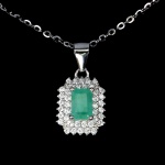 Belíssimo colar em prata de lei espessurada a ouro branco, design exclusivo de excepcional ourivesaria. Pingente com preciosa Esmeralda extra de 6.0 x 4.0 mm, clássica lapidação octogonal brilhante, adornada por rico trabalho e fino acabamento com majestosas coroas de Zirconias extra brancas. Perfeito estado de conservação, sem uso. Corrente com clássica malha elo português, mede 45 cm, pingente 1,8 x 1,0 cm. Origem Colômbia.