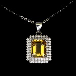 Belíssimo colar em prata de lei espessurada a ouro branco, design exclusivo de excepcional ourivesaria. Pingente com precioso Citrino extra de 9.0 x 7.0 mm, clássica lapidação esmeralda brilhante, adornada por rico trabalho e fino acabamento com majestosas coroas de Zirconias extra brancas. Perfeito estado de conservação, sem uso. Corrente com clássica malha elo português, mede 45 cm, pingente 2,2 x 1,2 cm. Origem África.