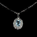 Belíssimo colar em prata de lei espessurada a ouro branco, design exclusivo de excepcional ourivesaria. Pingente com precioso Topázio Sky blue extra de 7.0 x 5.0 mm, clássica lapidação almofada brilhante, adornada por rico trabalho e fino acabamento com majestosas coroas de Zirconias extra brancas. Perfeito estado de conservação, sem uso. Corrente com clássica malha elo português, mede 45 cm, pingente 2,0 x 1,2 cm. Origem África.