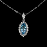 Belíssimo colar em prata de lei espessurada a ouro branco, design exclusivo de excepcional ourivesaria. Pingente com precioso Topázio Swiss blue extra de 10 x 5.0 mm, clássica lapidação marquise brilhante, adornada por rico trabalho e fino acabamento com majestosa coroa de Zirconias extra brancas. Perfeito estado de conservação, sem uso. Corrente com clássica malha elo português, mede 45 cm, pingente 2,2 x 1,0 cm. Origem África.