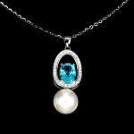 Elegante colar em prata de lei espessurada a ouro branco, design exclusivo de excepcional ourivesaria. Pingente com bela Apatita Paraíba de 8.0 x 6.0 mm, clássica lapidação oval brilhante, adornada por elegante coroa de Zirconias extra brancas, rico trabalho e linda Pérola de 8.0 mm. Perfeito estado de conservação, sem uso. Corrente com clássica malha elo Português, mede 45 cm, pingente 2,8 x 1,2 cm. Origem África e Tailândia.