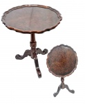 INGLATERRA - Lindíssima e charmosa mesa, construída finamente em antiga madeira nobre de excelente qualidade e manufatura. Tampo retrátil em rádica com elegante trabalho tiotado nas bordas e sustentada por 3 belos pés recurvos com volutas. Perfeito estado de conservação, mede 59,0 cm de altura x 55,5 cm de diâmetro do tampo. Inglaterra, meados do Século XX.