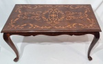 Charmosa e belíssima mesa de centro fiorentina, construída finamente em madeira nobre de estilo e época, excelente qualidade e manufatura. Tampo elegantemente elevado, adornado por riquíssima marchetaria e sustentada por quatro lindos pés recurvos. Bom estado de conservação. Mede 45,0 cm de altura x 48,0 cm de largura x 85,0 cm de comprimento.