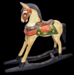 RAJASTÃO, ÍNDIA - Raríssima e curiosa escultura, construída á mão em antiga madeira de ótima qualidade, representando expressivo cavalo de balanço rico em movimentos, adornado por lindo trabalho craquelado e tonalidades vibrantes. Bom estado de conservação. Mede 84,0 cm de altura x 91,0 cm de comprimento x 20,0 cm de largura. Índia, início/meados do Século XX.
