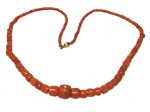 CLÁSSICO COLAR ITALIANO DE CORAL NATURAL, EXCELENTE QUALIDADE E FINO ACABAMENTO COM LINDO BRILHO, TOTALIZANDO APROX 158 CTS.. BELO FECHO DITO CACAU EM OURO 18 K TEOR 750. ITÁLIA MEADOS DO SÉC XX. PERFEITO ESTADO DE CONSERVAÇÃO. MEDE APROX 62 CM.